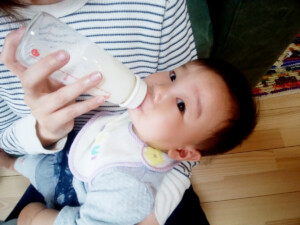 ミルク中の赤ちゃん