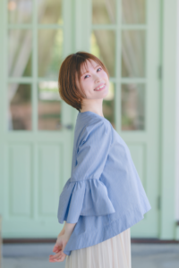 姿勢が良い女性の写真